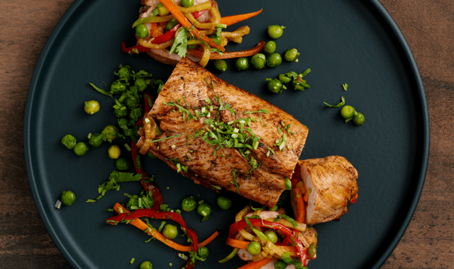 Рецепт рулетиков из свиной вырезки с овощами на ужин