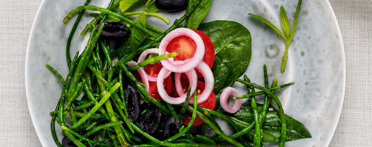 Свежий салат с фасолью Вигна