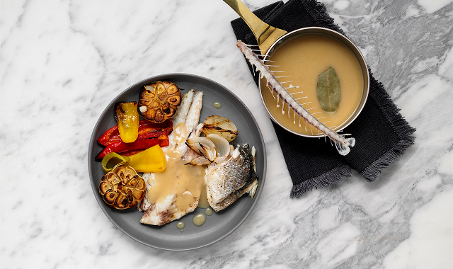 Запеченный морской окунь с овощами и соусом