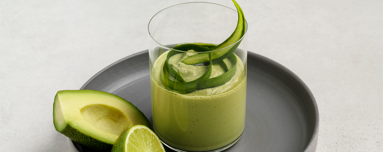 Зеленый детокс-коктейль из шпината и авокадо на соевом молоке