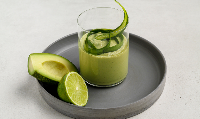 Зеленый детокс-коктейль из шпината и авокадо на соевом молоке