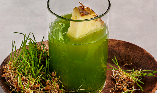 Напиток из ростков пшеницы и ананаса