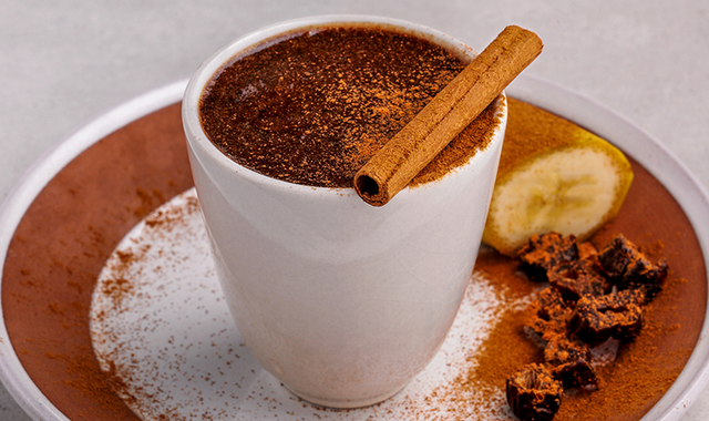 Кофе с бананом, миндальным молоком и финиками