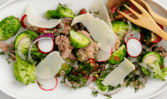 Рецепт салата с тунцом и брюссельской капустой