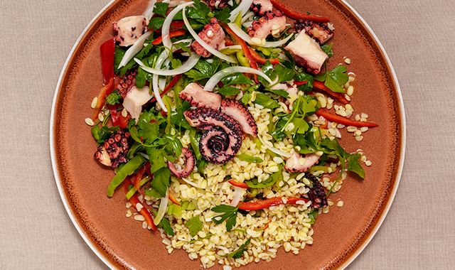 Салат из булгура с маринованным осьминогом и овощами