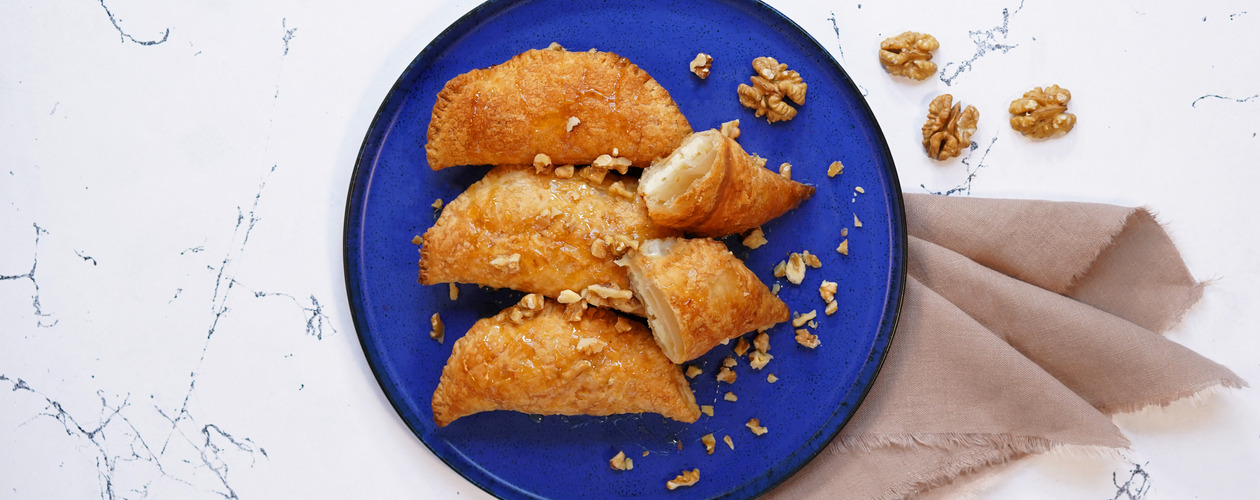 Греческий сыр фета в слоеном тесте фило в аэрогриле