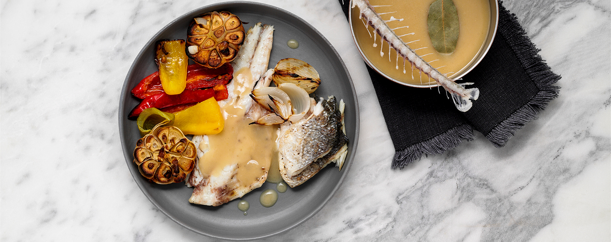 Запеченный морской окунь с овощами и соусом