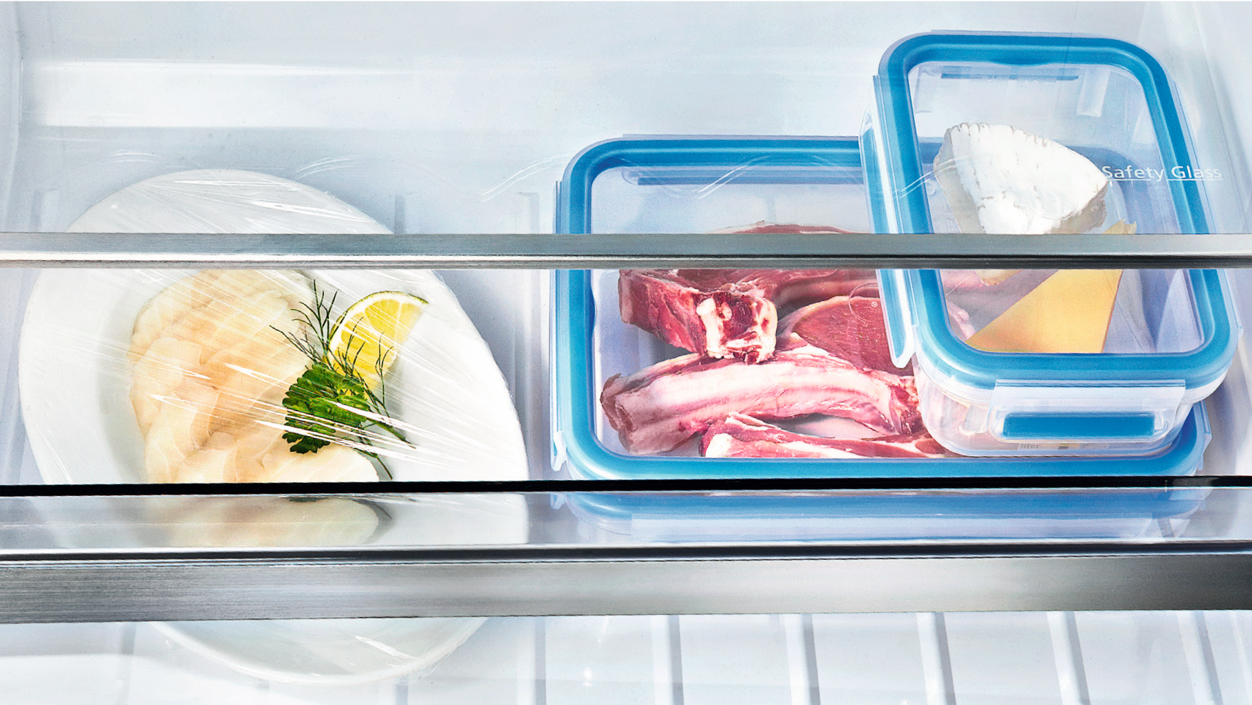Контейнеры с едой в холодильнике