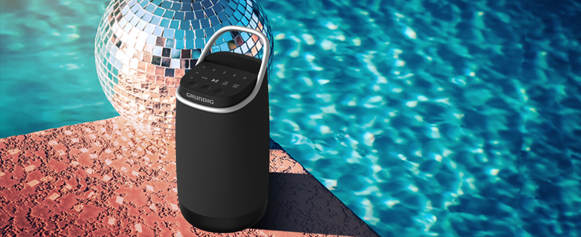 Портативная колонка Grundig Band 360 у бассейна